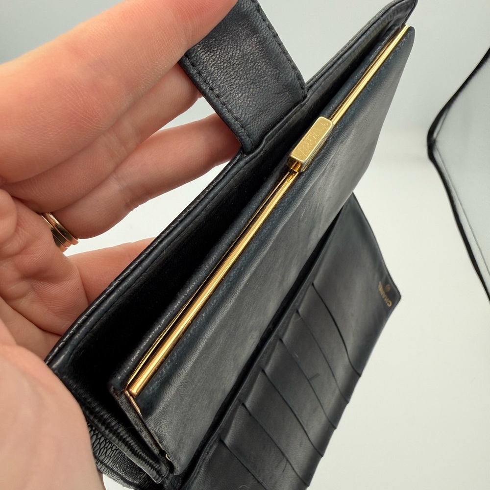 CHANEL Vintage Caviar Kisslock Wallet - Picture 5 of 9